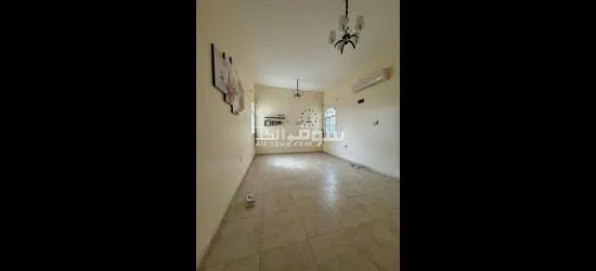 للإيجار شقة ارضية في مدينة العين منطقة عشارج