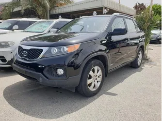 كيا سورينتو موديل 2012 لون اسود داخل بيج