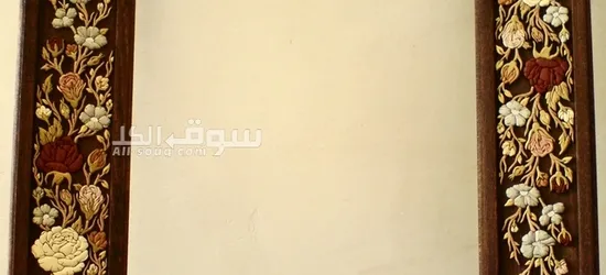 يتم تصنيعها بالكامل يدويًا وباستخدام المنشار اليدوي. وكل الألوان طبيعية ولون الخشب نفسه.